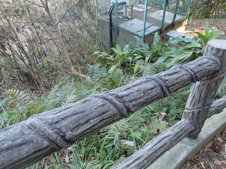 ツル植物がトルネード状に巻き付く様子が表現された擬木。