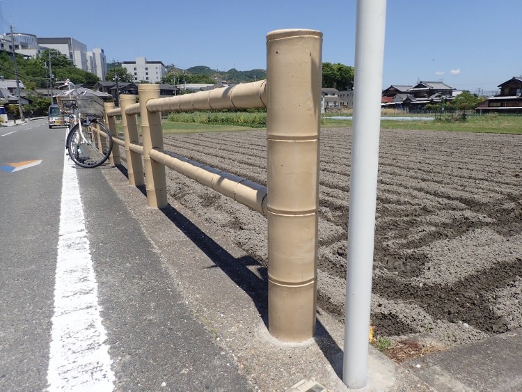 竹の擬木による柵は圧巻。盛り上がった節まで表現されている。