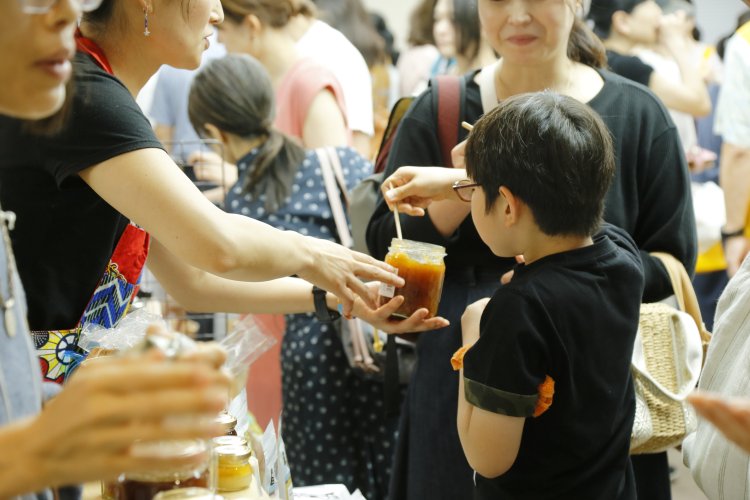 試食をしてから購入できる（写真は過去開催時のもの）。