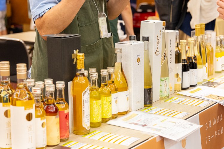 はちみつ酒などはちみつを使ったさまざまなアイテムが並ぶ（写真は過去開催時のもの）。