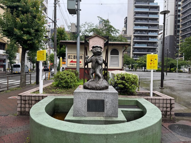 おいてけ堀のかっぱ像。昭和の子供向け教育番組に出てきそうな顔をしている。