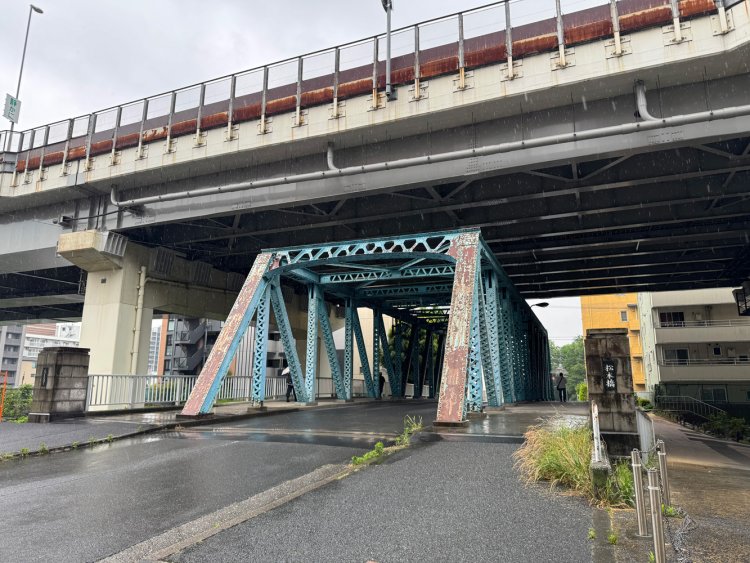 松本橋と親柱。