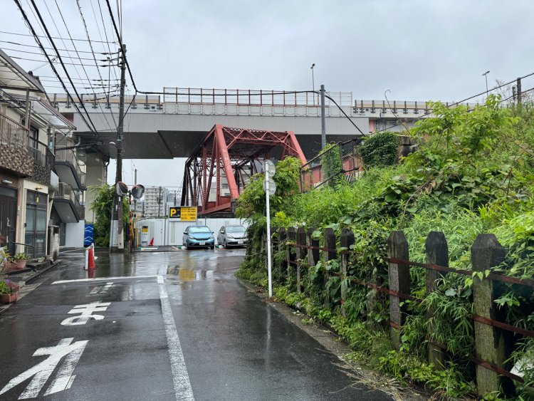 竪川橋梁の南側には盛土の高架が続く。
