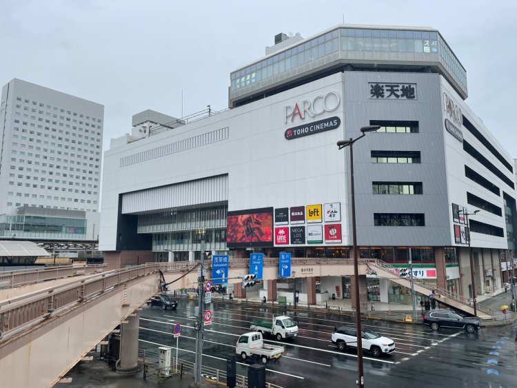 ロータリーから四ツ目通りを挟んで東側にある「楽天地」。