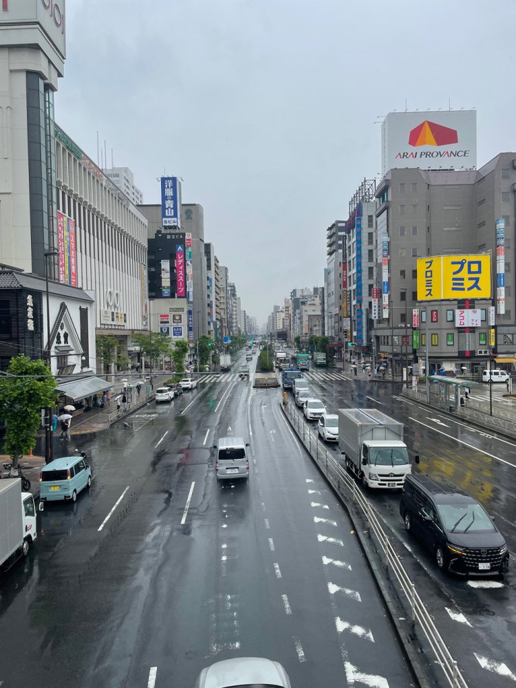  京葉道路に架かる錦糸町駅前歩道橋から西側の両国方面を望む。この「抜け」感が良い。