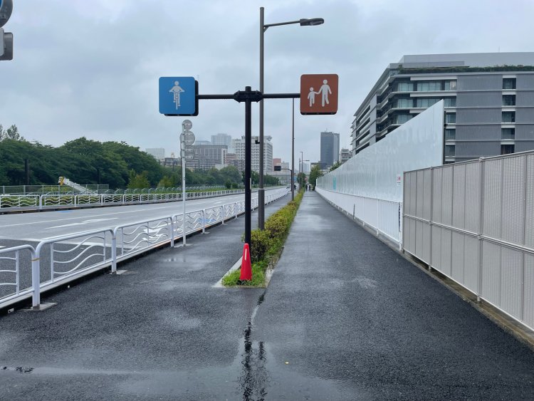 横十間川沿いに戻る。写真左手の緑は猿江恩賜公園。
