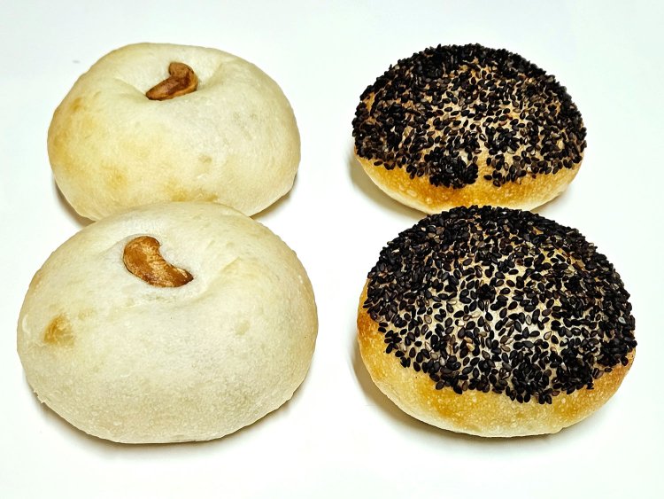 ずんだあんぱん420円（左）、自家製つぶあんぱん310円。