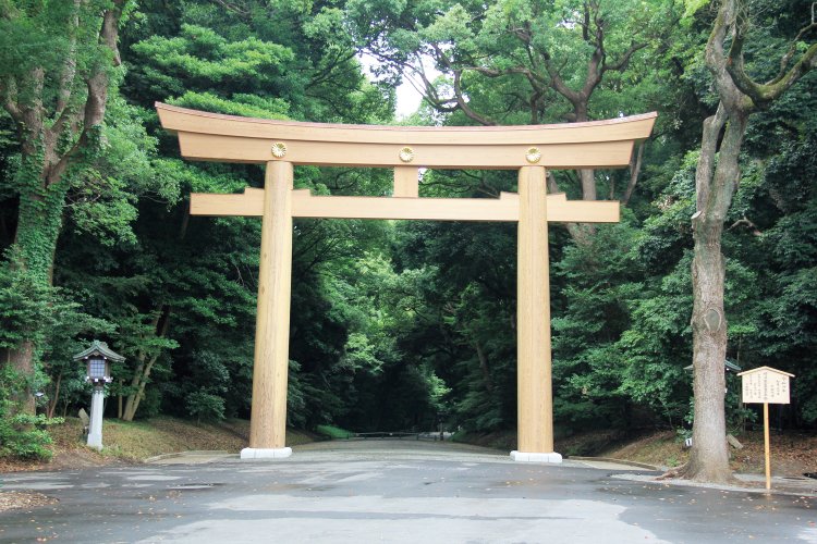 原宿口の第一鳥居は創建以来初めて、2022年に建て替えられた。