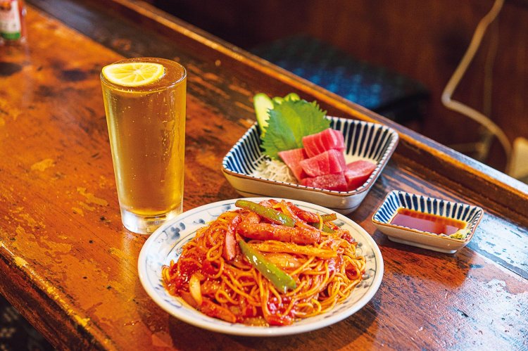 焼酎ハイボール350円、人気メニューのマグロぶつ切450円、ケチャップたっぷり、ナポリタン500円。