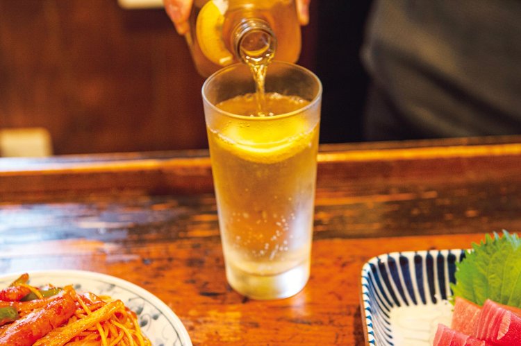 『亀屋』では炭酸水が注がれた後、表面張力ギリギリまでボールの素が注がれる。