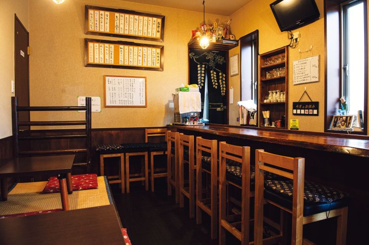 店内には杉の一枚板カウンターがある。