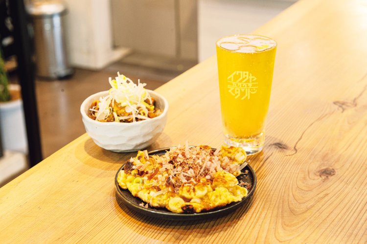 イワタヤボール300円、新潟味噌で味付けされた特製もつ煮込みと、和風のお好み焼きイワタ焼きは共に500円。