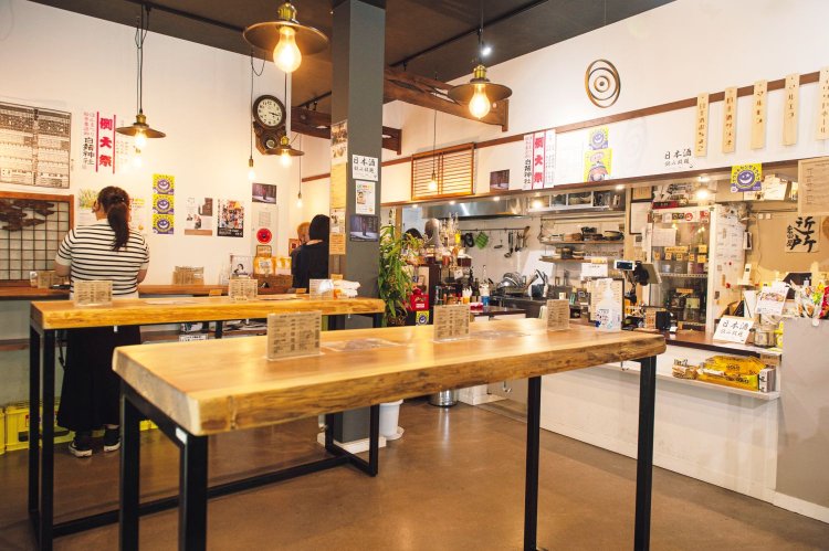 商品棚の奥が角打ちスペースに。