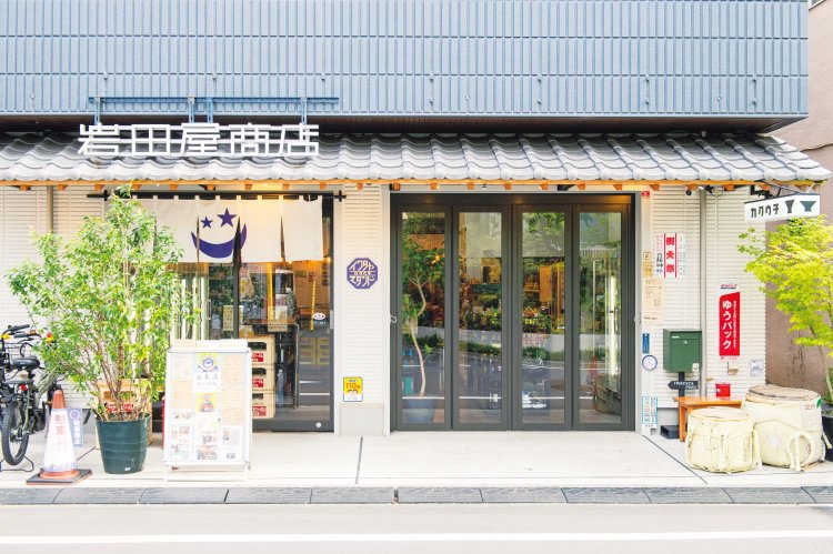 ガラス張りで入りやすい店構え。