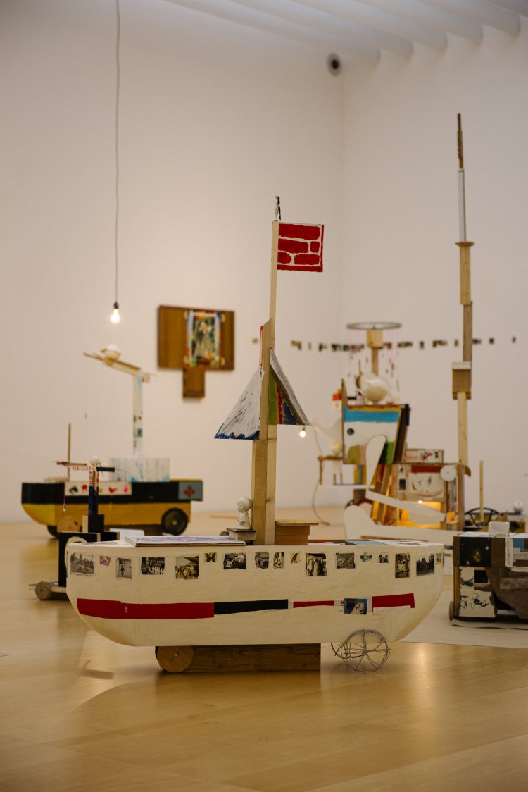 《new born 旅する名前のない家たちを ぼくたちは古いバケツを持って追いかけ 湧く水を汲み出す》より。下2点同。2023年 （C）Arai Ryoji　撮影＝池田晶紀。