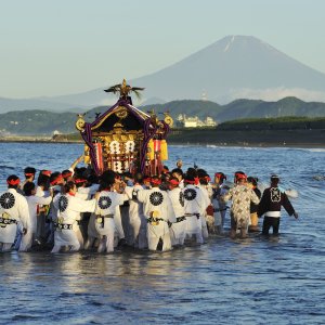 神輿が海で“みそぎ”を行う！茅ヶ崎市の西浜海岸で「浜降祭」が7月21日に開催