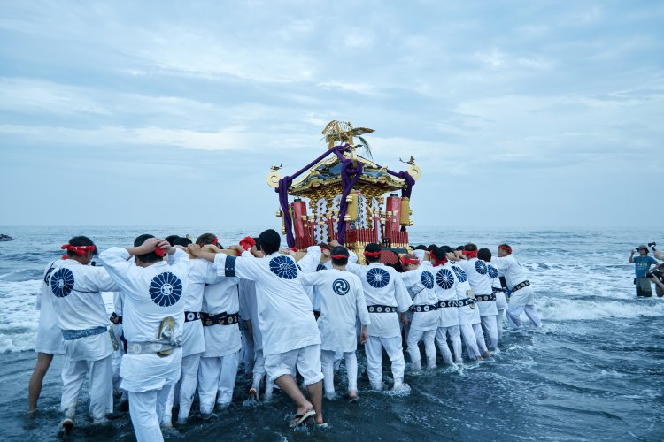 西浜海岸に到着した神輿は祭典に先立ち、海水で心身を清める。