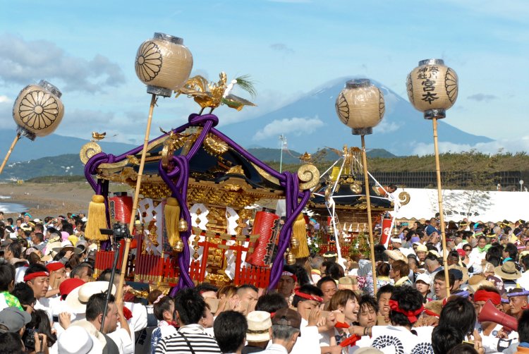祭典後の「お発ち」の一場面。富士山をバックに数多くの神輿が乱舞する。