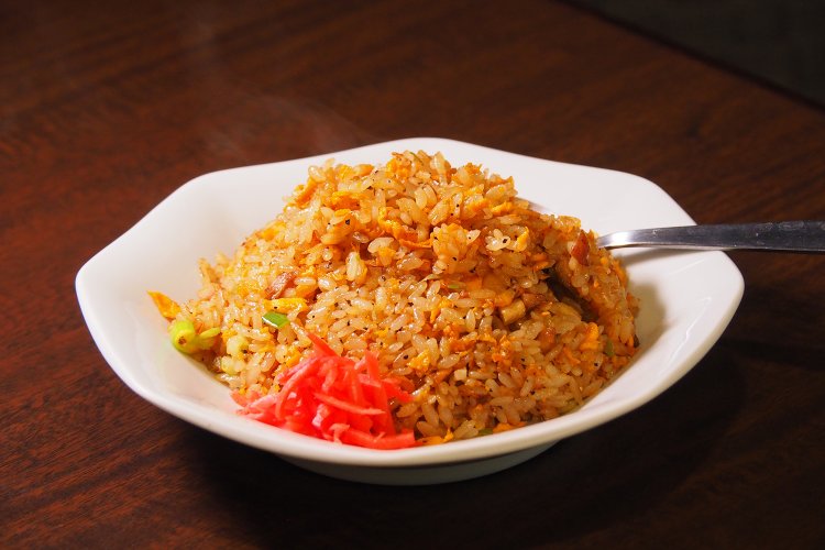 中華そばの淡いスープと対照的な濃い色合い。