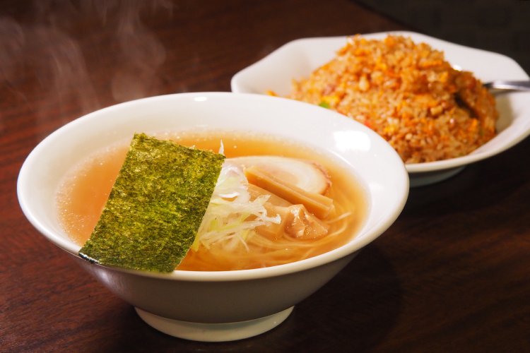 ラーチャン1300円。中華そば単品は850円。