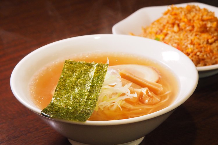 ラーチャン1300円。中華そば単品は850円。