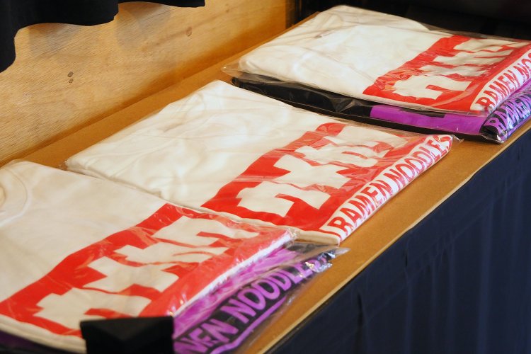 うめ川オリジナルTシャツも販売。着用して食べに来ると好きな150円トッピングが無料！