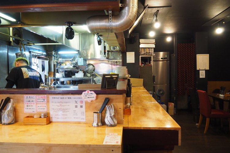 店内はカウンター7席に、4人掛けのテーブルも1つ。