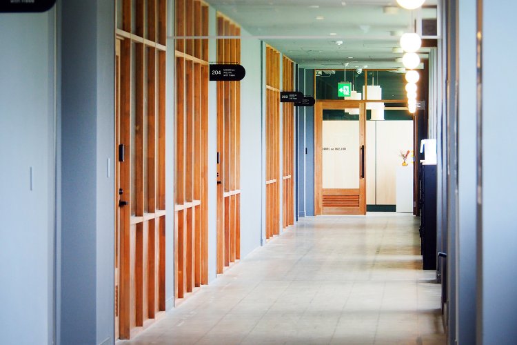 校舎の名残りがほのかに香る廊下。