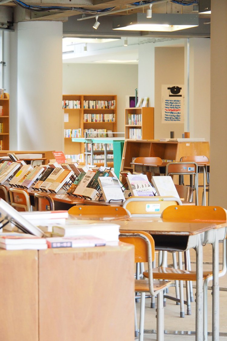 校舎棟と体育館棟をつなぐ場所にはブックラウンジが広がる。