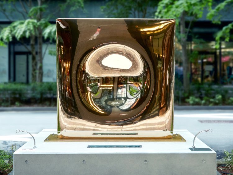 レナーテ・ホフライト「凹凸のブロンズ」（1989年）（写真提供＝丸の内ストリートギャラリー）。