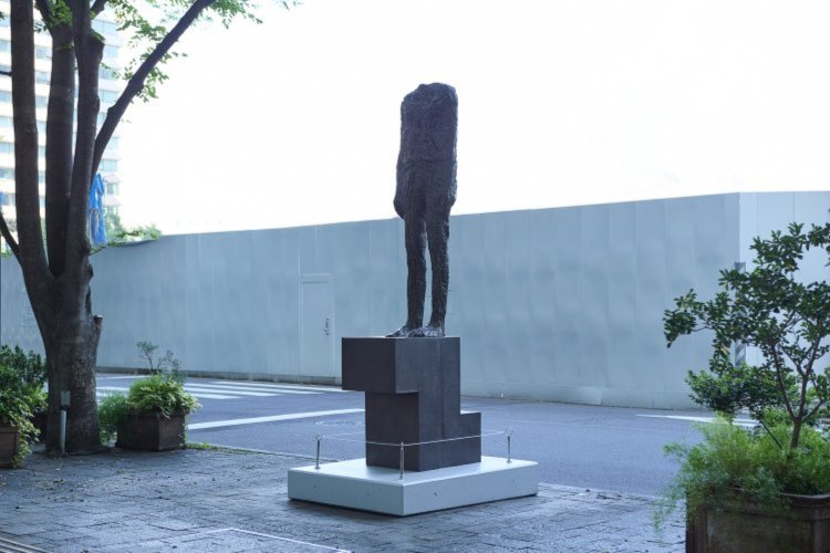 マグダレーナ・アバカノヴィッチ「群衆の一人」（1992年）（写真提供＝丸の内ストリートギャラリー）。