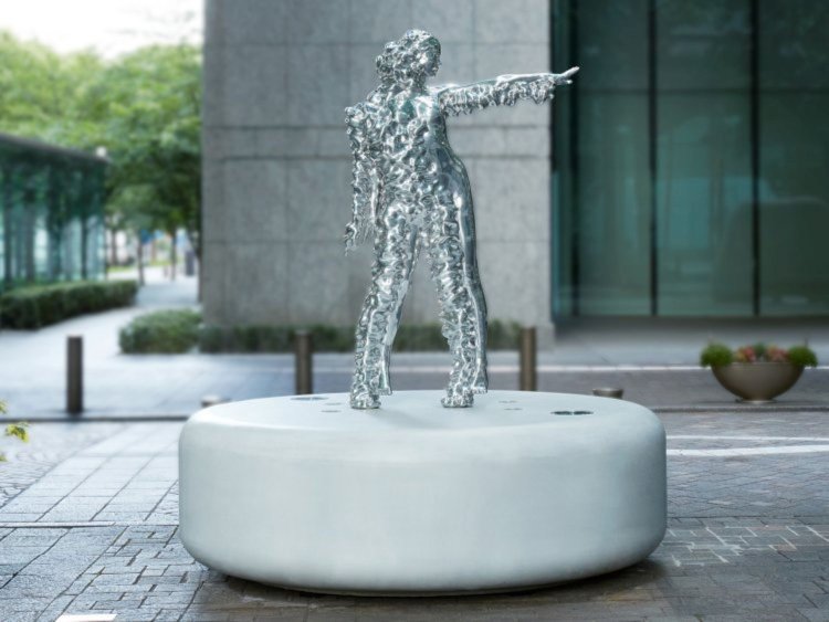 名和晃平「Trans-Double Yana（Mirror）」（2012年）（写真提供＝丸の内ストリートギャラリー）。