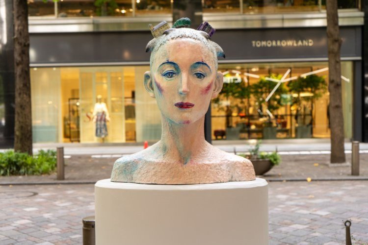 舟越桂「私は街を飛ぶ」（2022年）。