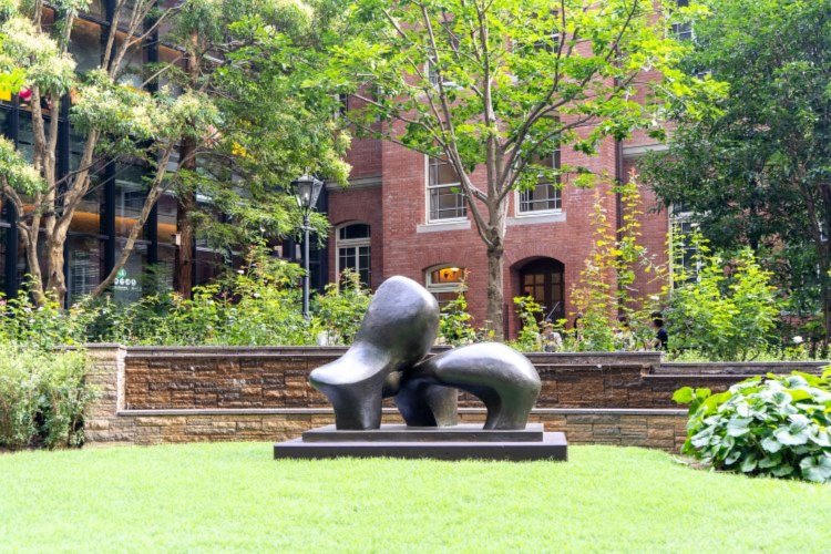 ヘンリー・ムーア「羊の形（原型）」（1971年）。