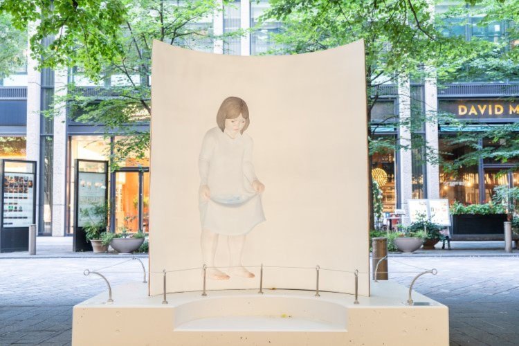 中谷ミチコ「小さな魚を大事そうに運ぶ女の子と金ピカの空を飛ぶ青い鳥」（2022年）。