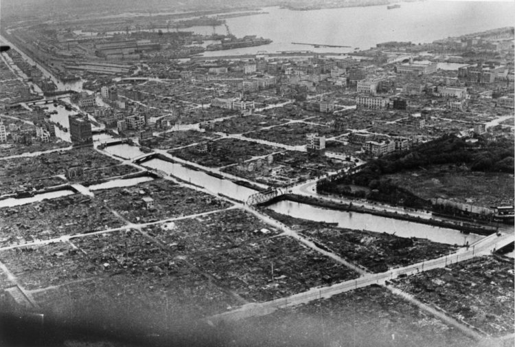 昭和20年（1945）5月29日、横浜大空襲の被害を受けた横浜市街（写真提供＝横浜市史資料室）。