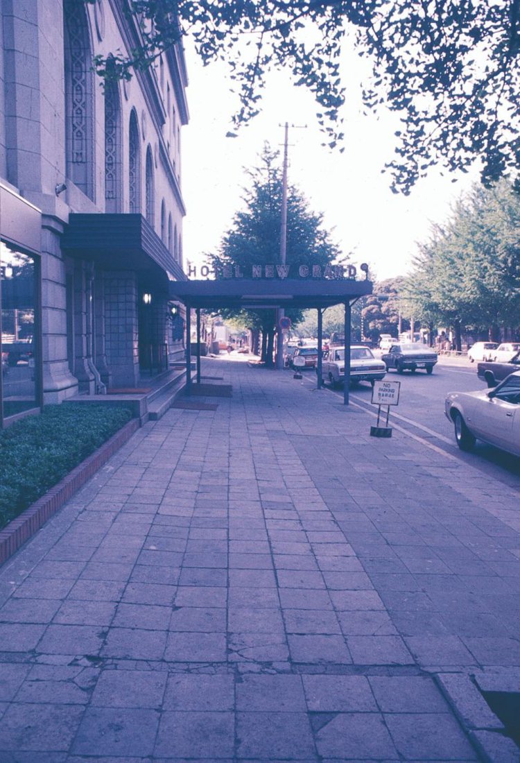 1973年5月撮影、『ホテルニューグランド』前の通り（写真提供＝横浜市史資料室）。