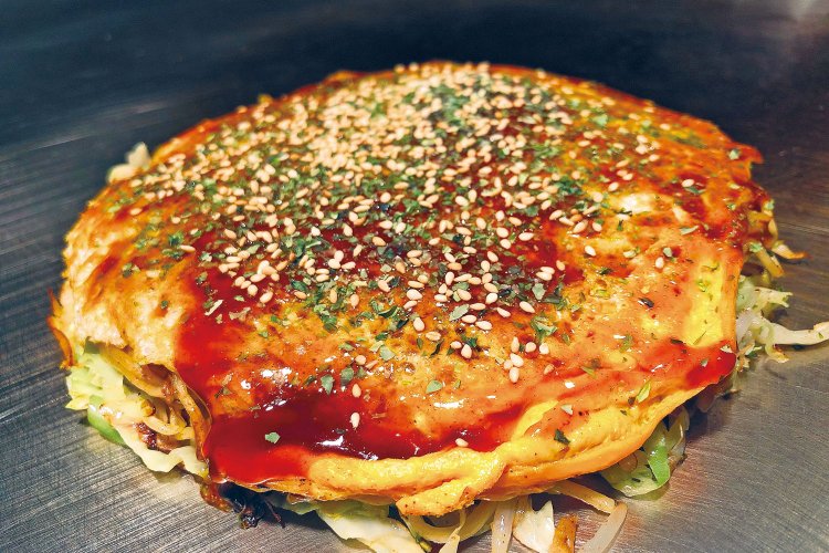 中区薬研堀（やげんぼり）にある鉄板焼店『まるき』。お好み焼をはじめ、カキ、ウニクレソン、コウネなど、広島名物が多数。