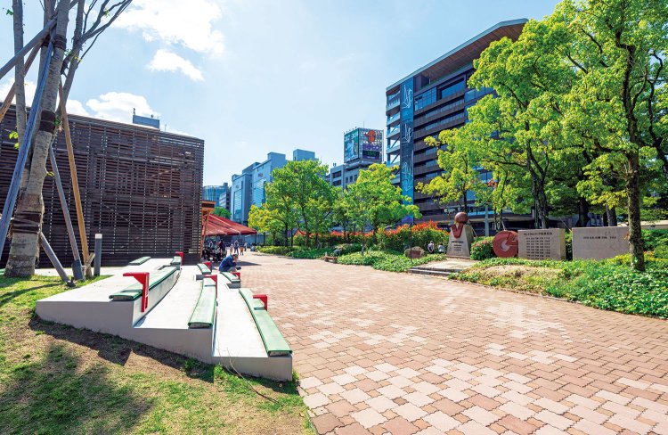 「ひろしまゲートパーク」には観戦席の一部をベンチに再利用するなど、旧市民球場の名残が。