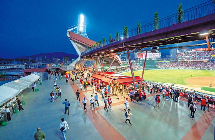 席種にかかわらず誰でも一周できるコンコースは、国内の野球スタジアムで唯一だ。