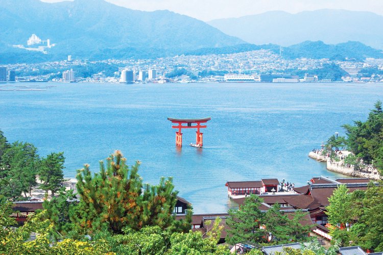 嚴島神社を象徴する、高さ16.6mの大鳥居。社殿から約160mの海上に立っている（写真＝広島県）。