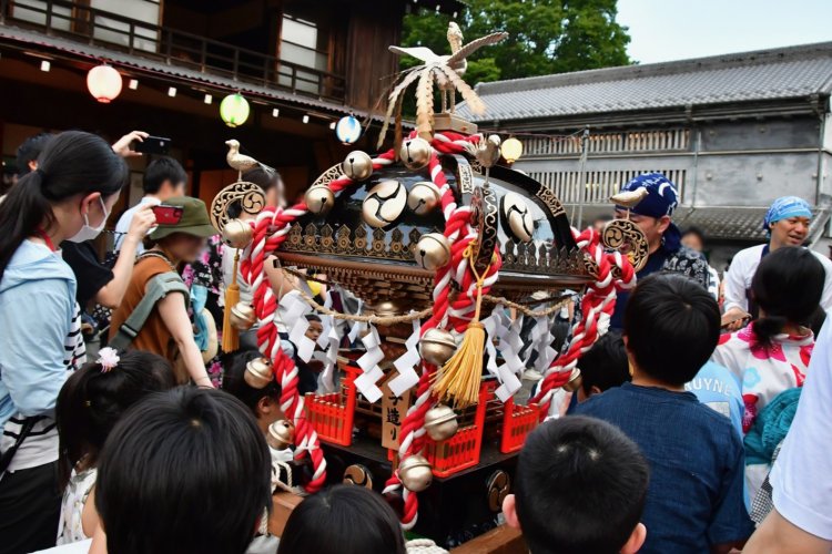 当日に担ぎ手を募集する「こども神輿」。こぞって参加を！