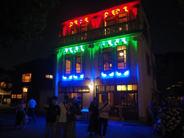 「村上精華堂」では17時30分～20時30分まで「ちょっとアヤシいライトアップ」が開催。