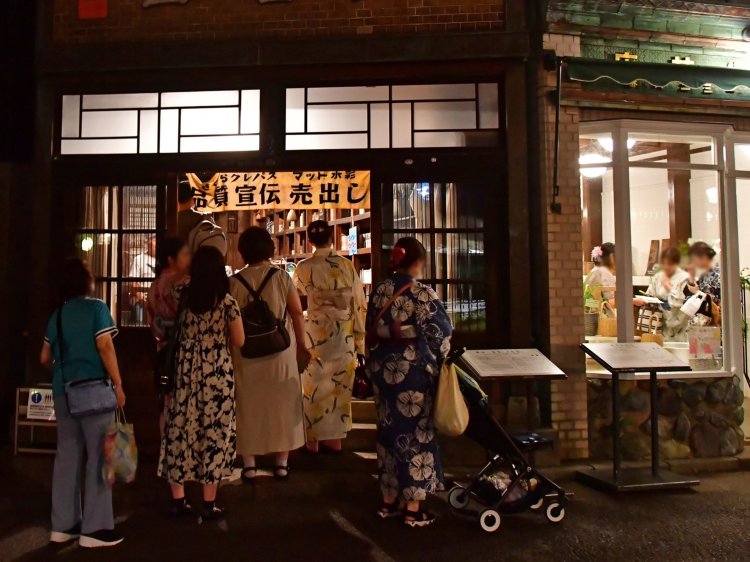 「武居三省堂」では昔の文房具を販売。