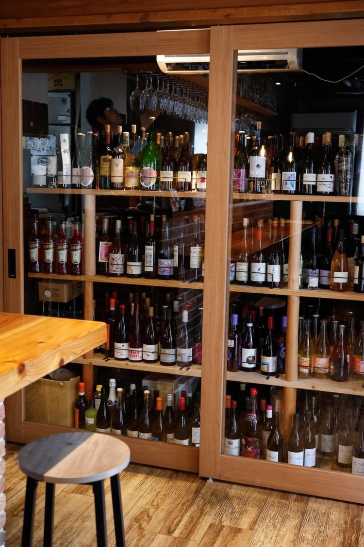 ドアを開けるとワインライブラリーがお出迎え。