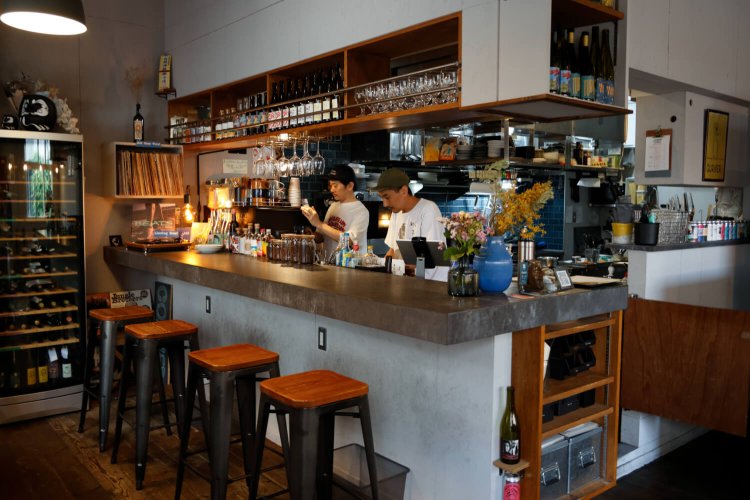 臨場感あふれるキッチンを眺めながらカウンターで一杯。