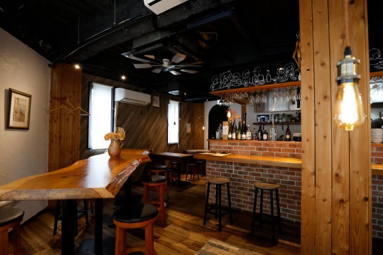 一枚板のテーブルが酒客たちの“混醸”を誘う。