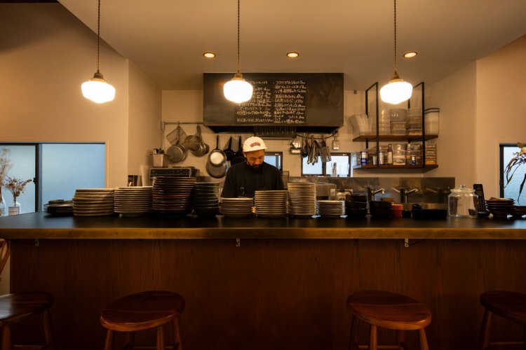 照明はやや落とし気味で、落ち着いた雰囲気のなかで食事が楽しめる。