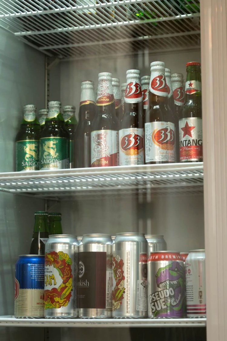 ビールはタイ、ベトナム、シンガポールの定番どころをラインナップ。明るい時間帯からボトルを傾けたい。