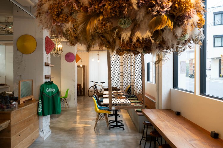 広く清潔な店内には大きな窓があり、西日が差し込んでくる。